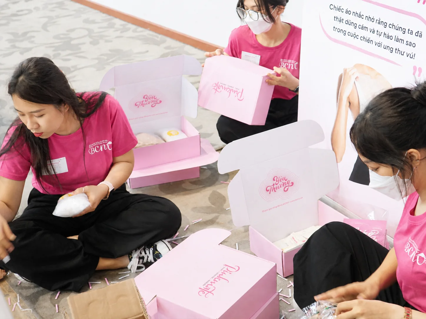 Tình nguyện viên BCNV đóng gói hộp quà Pink-Mate cho bệnh nhân ung thư vú
