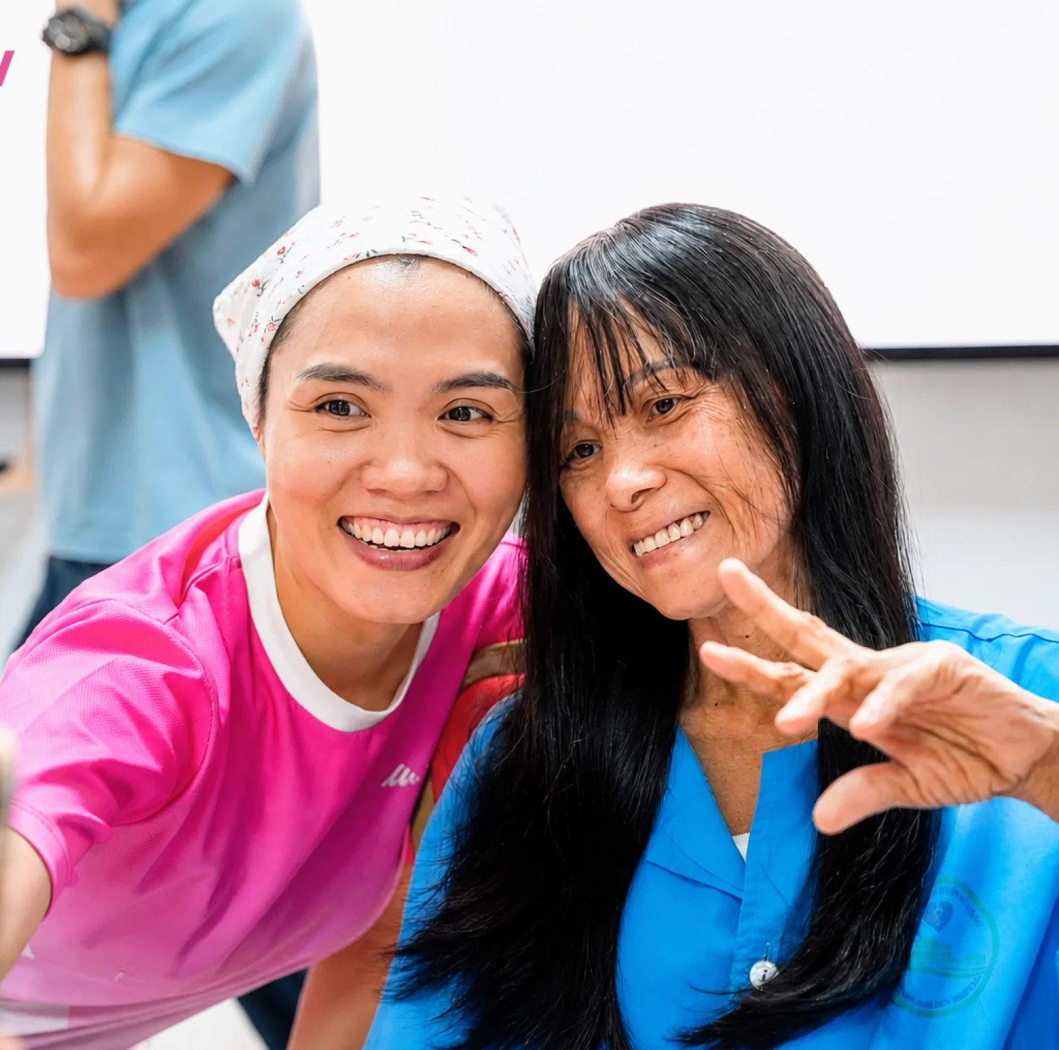 Bệnh nhân nhận tóc giả từ BCNV